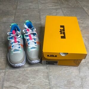 LeBron Witness 7 Grey Fog Hyper Pink GS Shoe Size 6.5Y Gray DQ8650-003 NWT